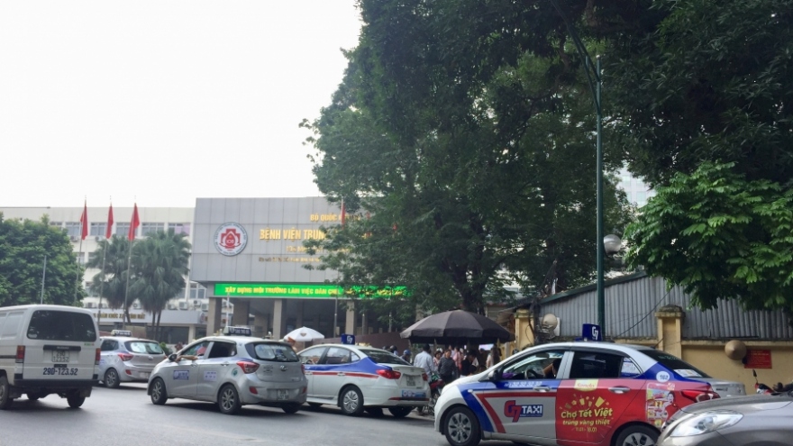 Taxi "chặn" cổng bệnh viện: Vì sao khó xử lý